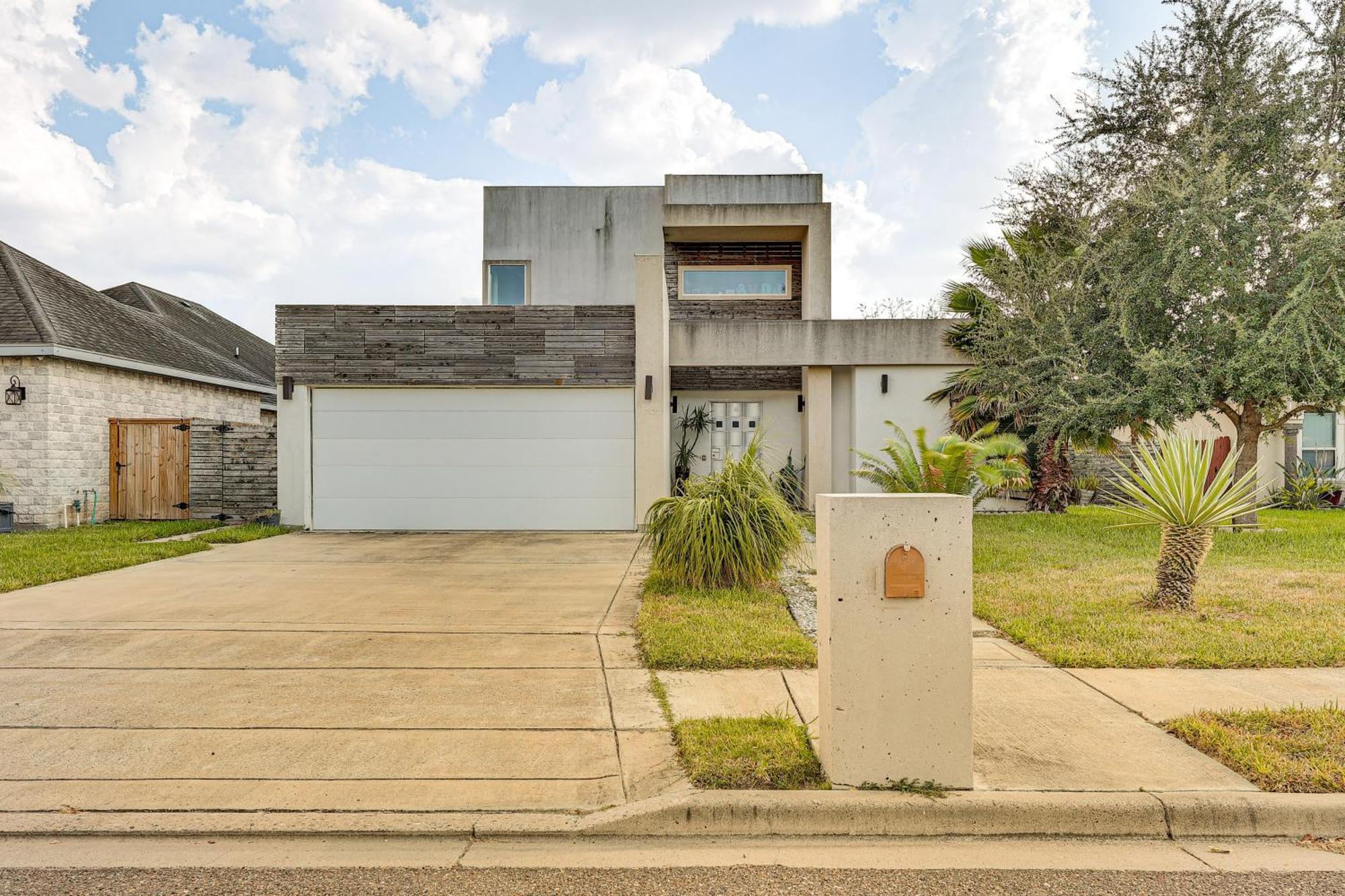 Colorful Mcallen Home With Covered Patio Exterior photo